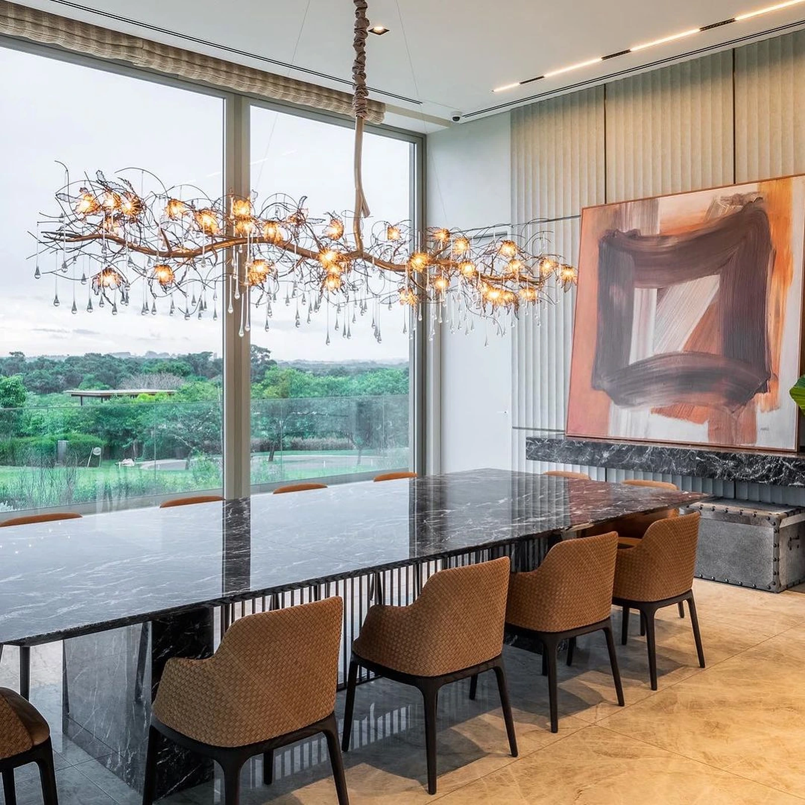 Pendente Orquídea em ambiente, com a luminária em destaque